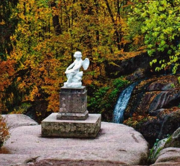 Статуя Амура и большой водопад