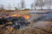 Поджоги травы могут привести к пожарам